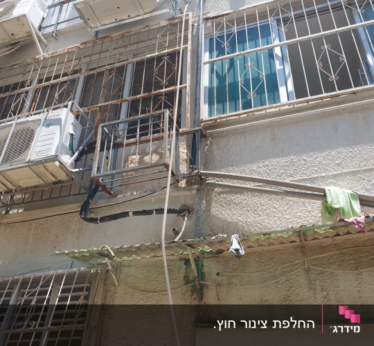 צינור מים מחובר לקיר חיצוני של בניין